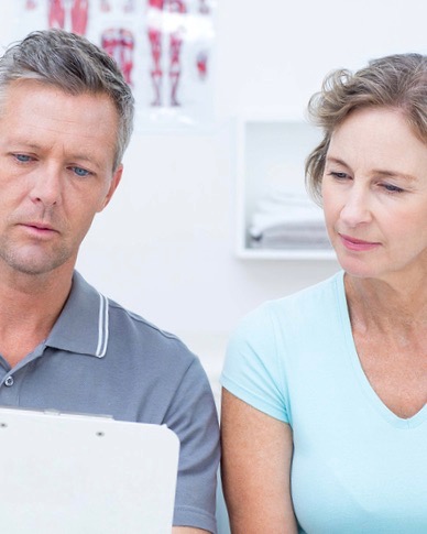 Osteopath explainind diagnosis to patient